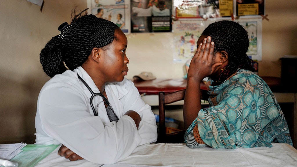 Une médecin écoute une femme violée dans un hôpital à Butembo, en République démocratique du Congo.