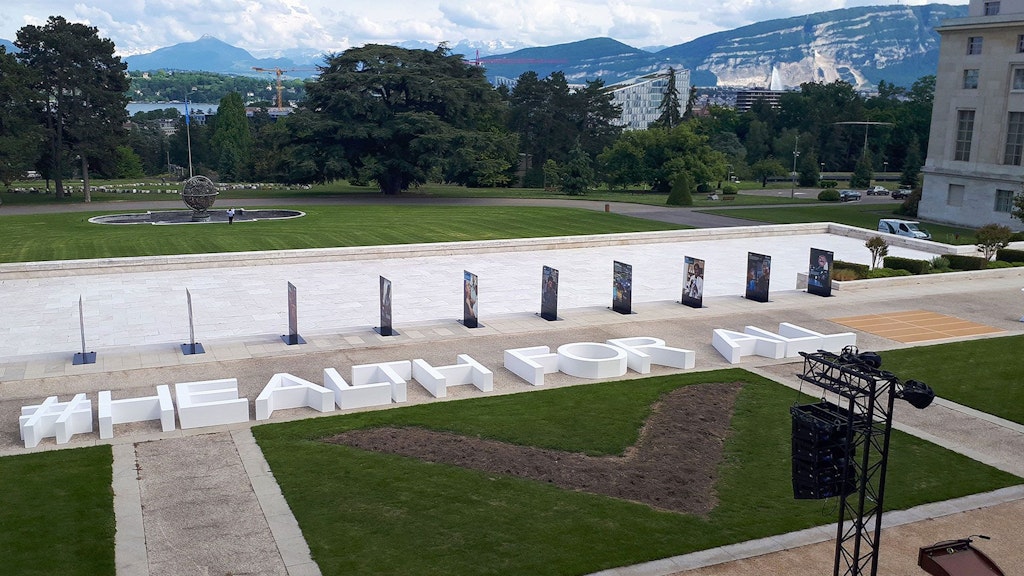 Disposées sur la pelouse située en face du bâtiment des Nations Unies, de grandes lettres forment les mots #HEALTH FOR ALL.