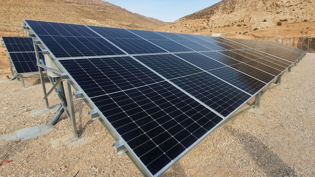 Des panneaux solaires alimentent la station de pompage d'eau de Fekha, réhabilitée par la DDC. 