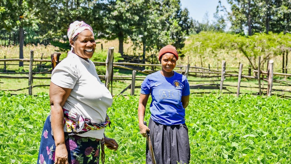 Deux agricultrices de la coopérative Ushirikiano au Kenya: grâce à de nouvelles variétés de haricots, plus nutritives et plus résistantes, leurs moyens de subsistance se sont nettement améliorés.