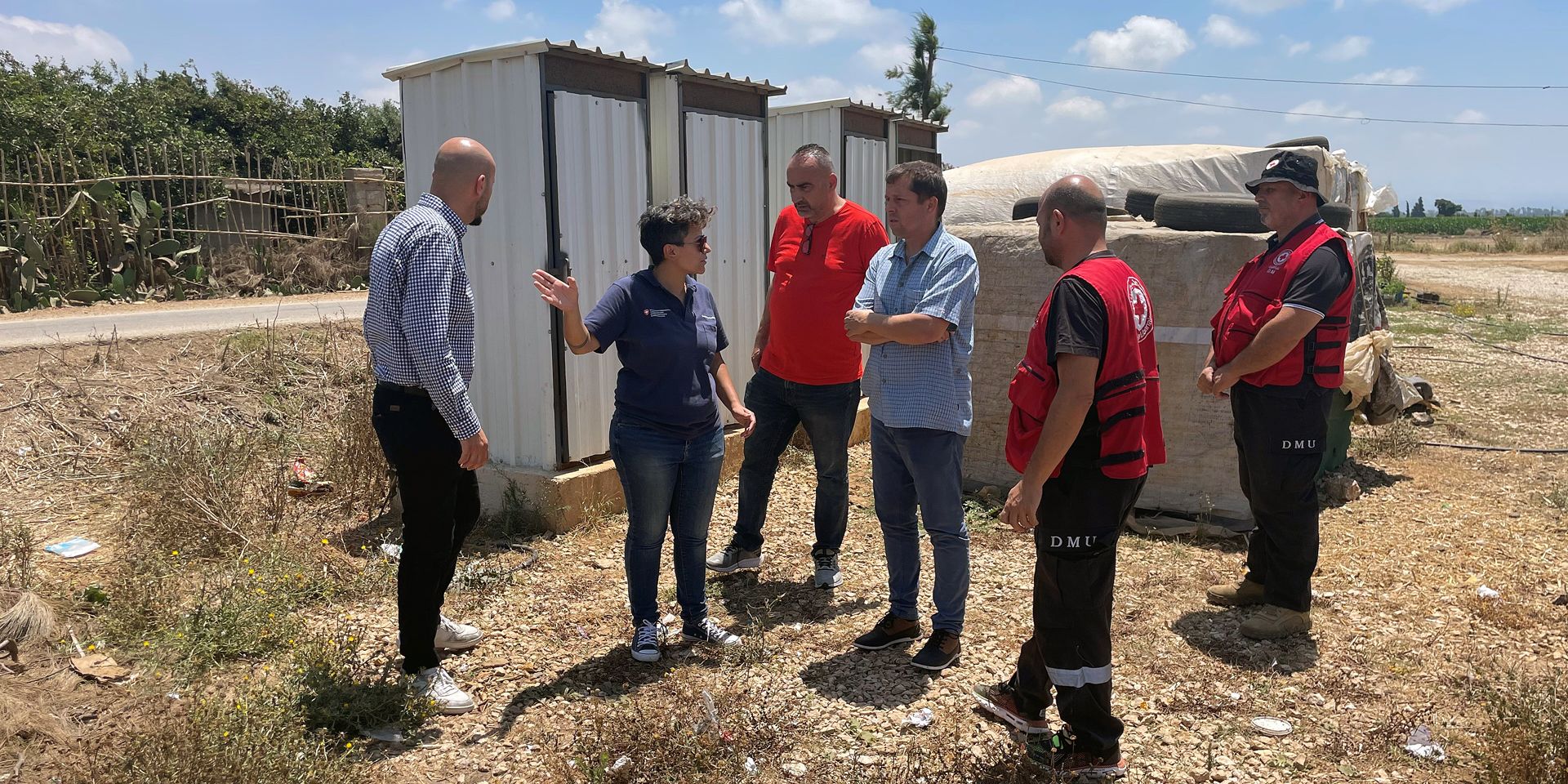 Das Foto zeigt Michelle Jalkh bei einem Vor-Ort-Besuch in Begleitung von Vertretern des Libanesischen Roten Kreuzes und einem Experten des Schweizerischen Korps für humanitäre Hilfe (SKH) in Akkar, Libanon.