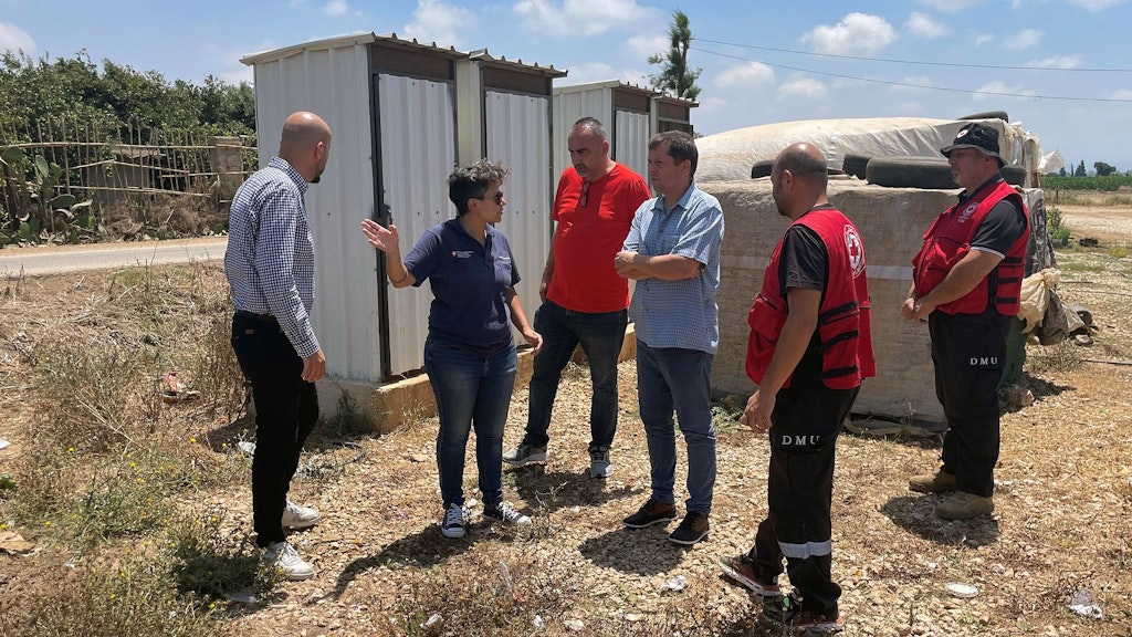 Das Foto zeigt Michelle Jalkh bei einem Vor-Ort-Besuch in Begleitung von Vertretern des Libanesischen Roten Kreuzes und einem Experten des Schweizerischen Korps für humanitäre Hilfe (SKH) in Akkar, Libanon.