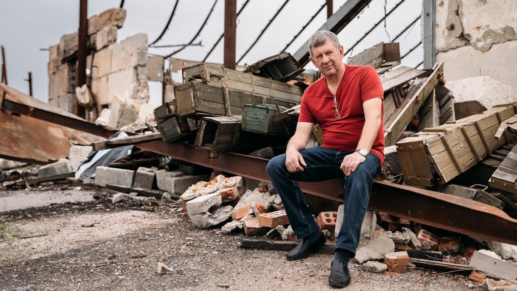 Valerii pose devant sa ferme dans l’oblast de Kharkiv.