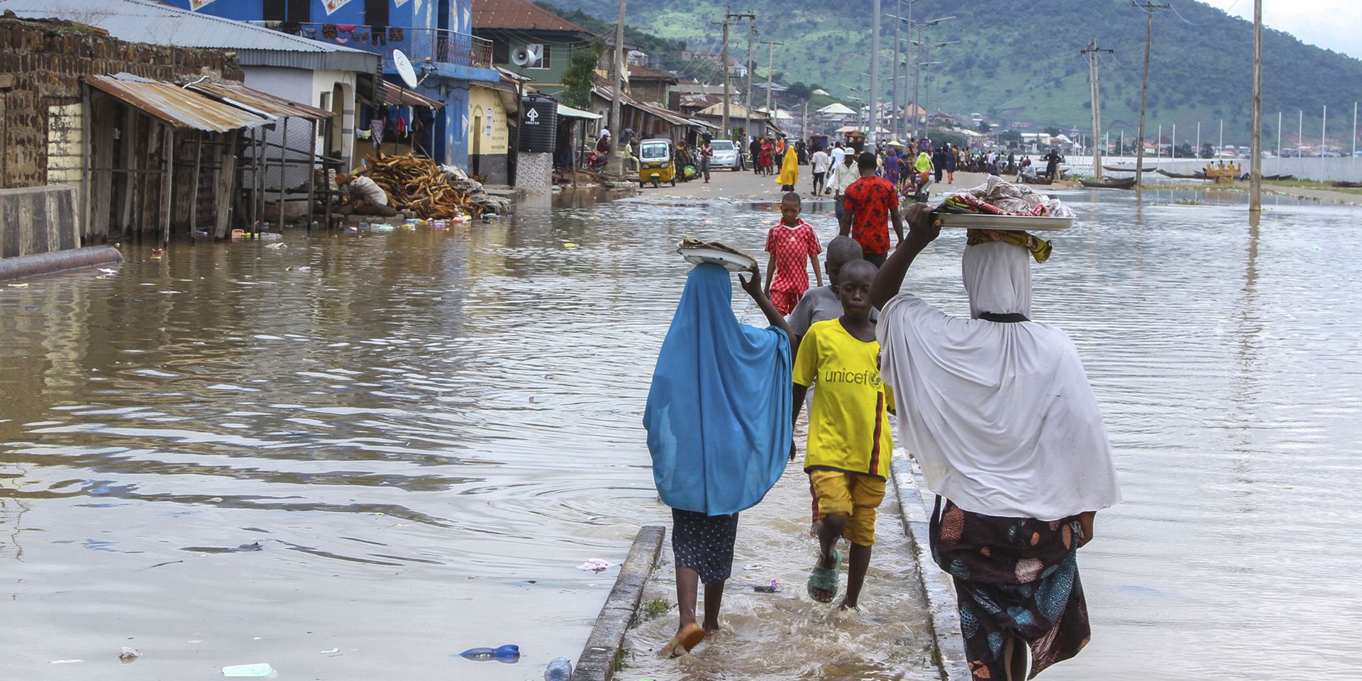 Vue sur les personnes bloquées à Kogi Nigeria après des jours de pluie. 