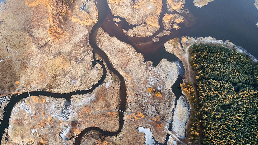 Vue du ciel d’un fleuve et de ses différents bras.