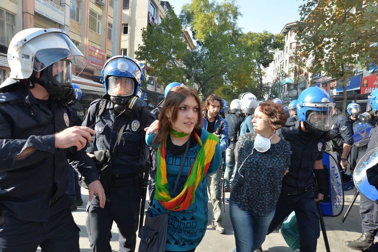 La Pologne, la Hongrie et la Turquie, autrefois engagées avec succès dans un processus de transition démocratique, pratiquent de plus en plus la répression à l’égard des minorités, des opposants et des journalistes.