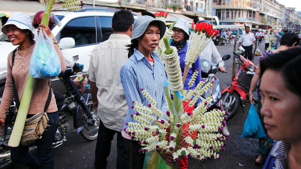 Comme cette vendeuse de rue cambodgienne à Phnom Penh, plus de deux milliards de personnes à travers le monde travaillent dans l’économie informelle.