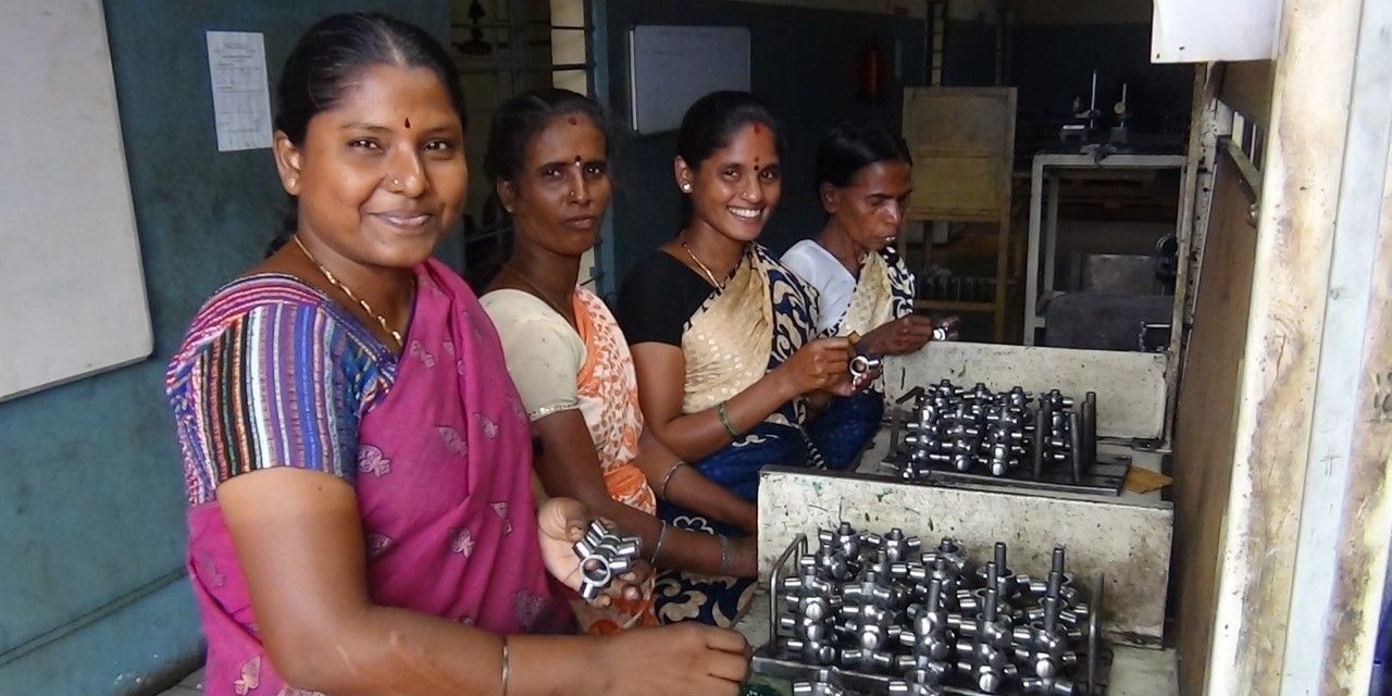 Le donne che lavorano in una fabbrica di metalli in India godono di condizioni di lavoro dignitose e rispettose.