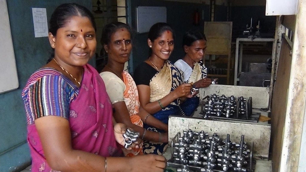 Des femmes travaillant dans une entreprise de métallurgie en Inde savourent des conditions de travail adéquates et respectueuses.