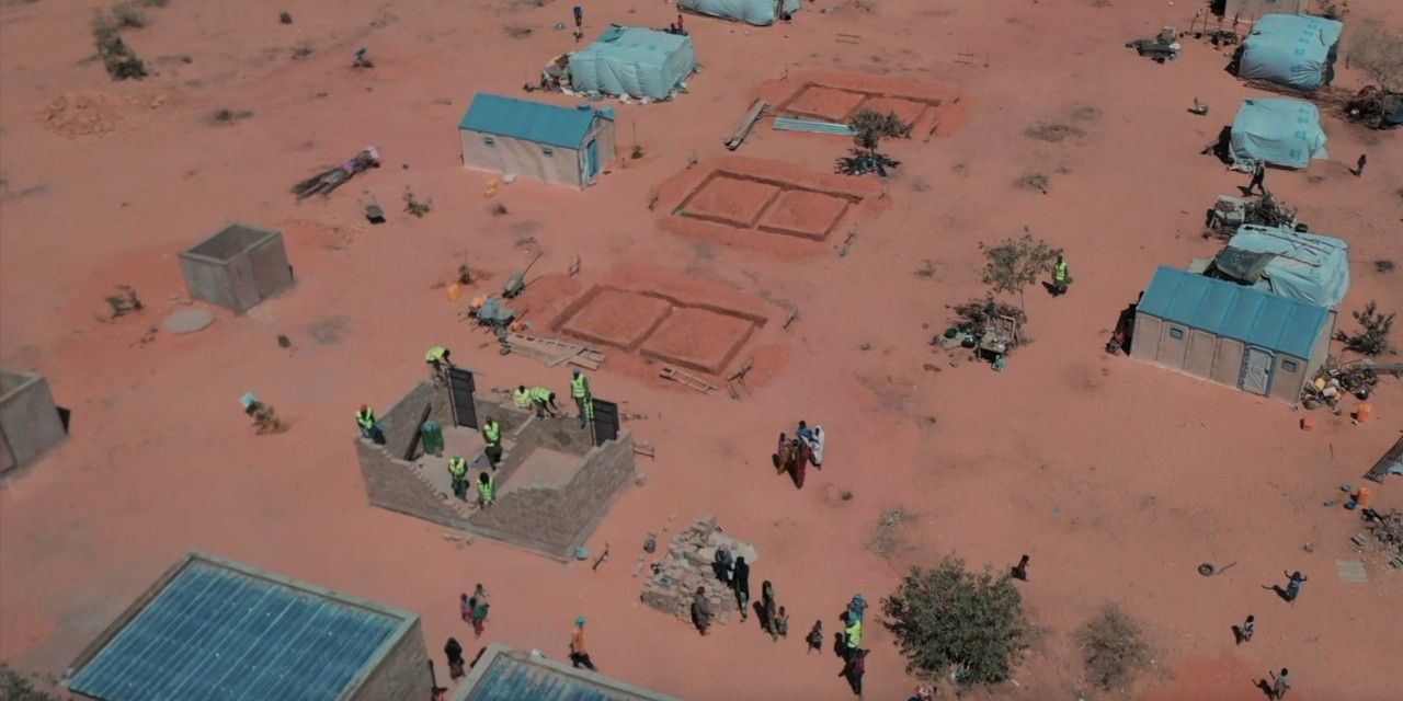 Vue aérienne d'un chantier de construction d'abris en Afrique.