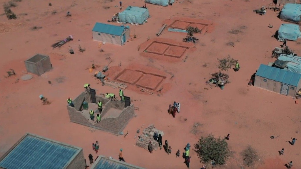 Vue aérienne d'un chantier de construction d'abris en Afrique.