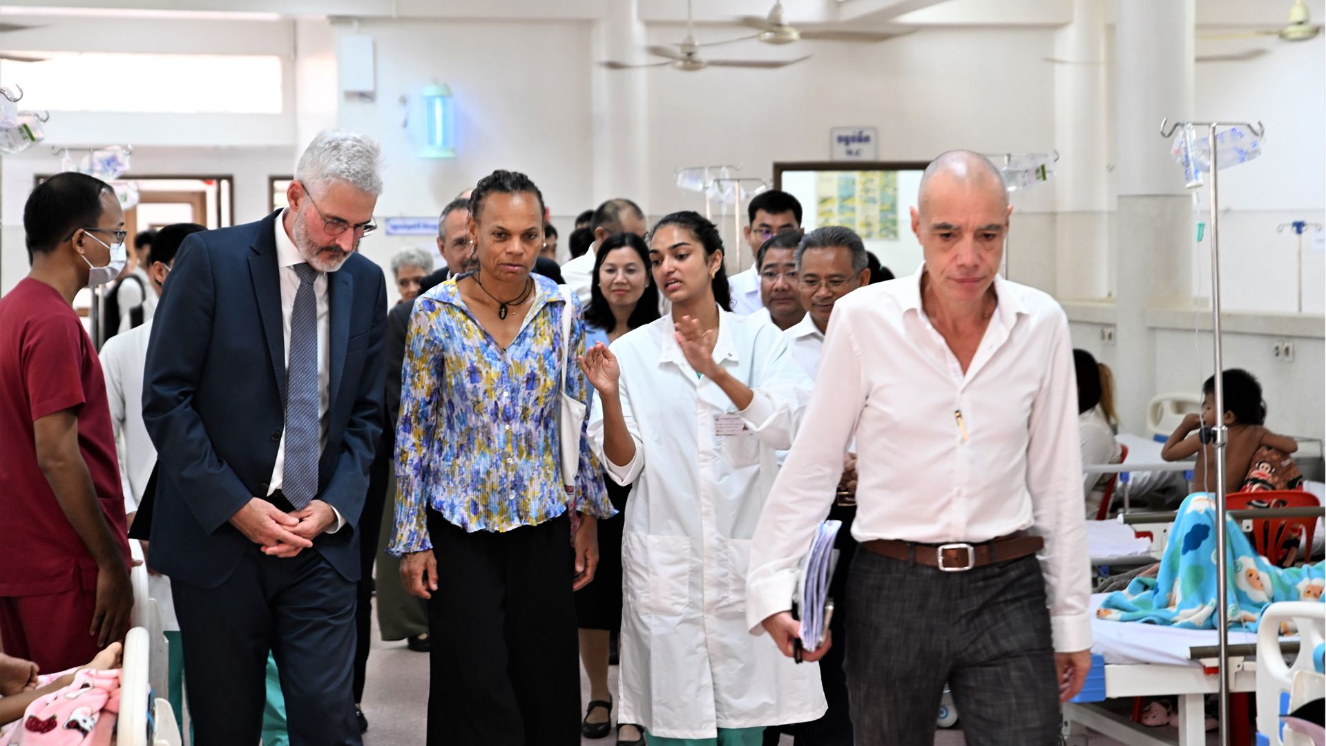 La direttrice della DSC Patrizia Danzi visita l’ospedale Kantha Bopha di Siem Reap, in Cambogia.