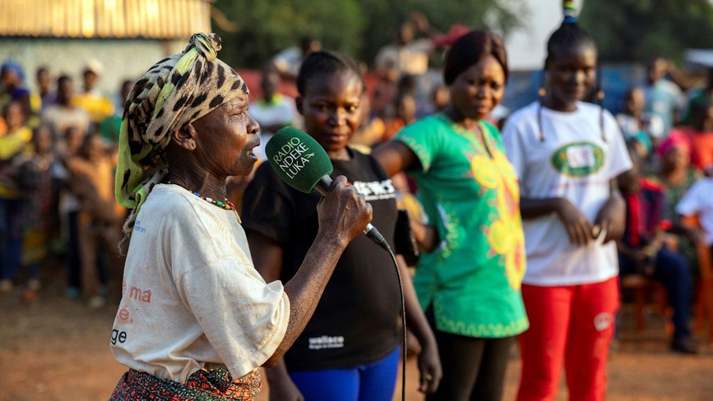 Une participante à une émission publique organisée par la station de radio locale Ndeke Luka.