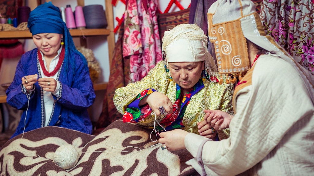 Trois femmes kirghizes travaillent dans l’industrie textile traditionnelle.