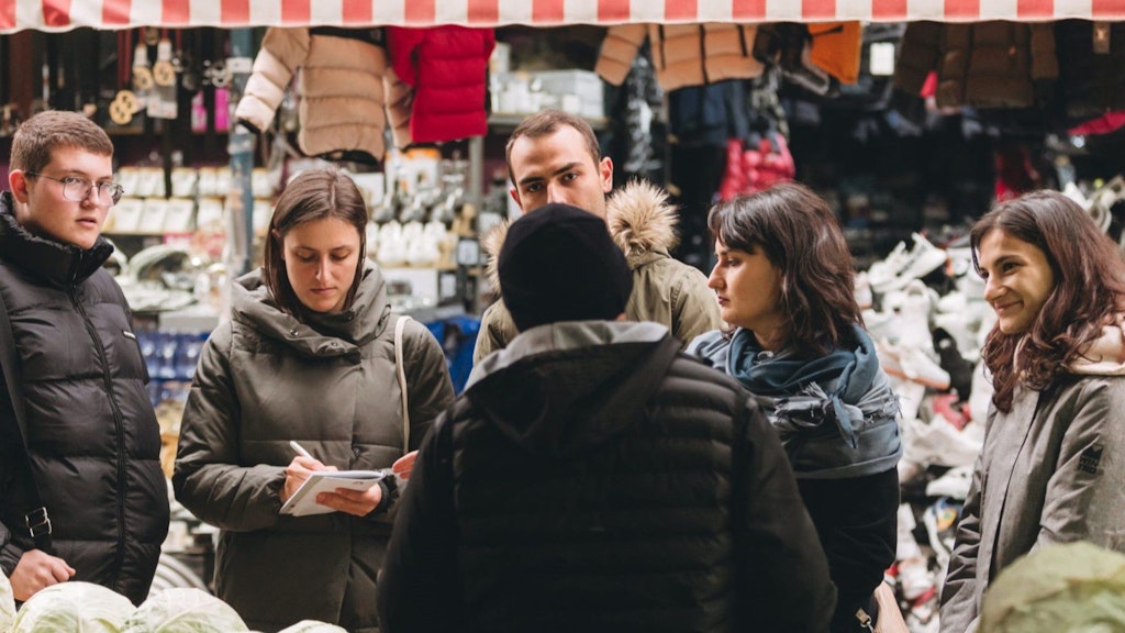 Des jeunes réalisent un sondage dans la rue.