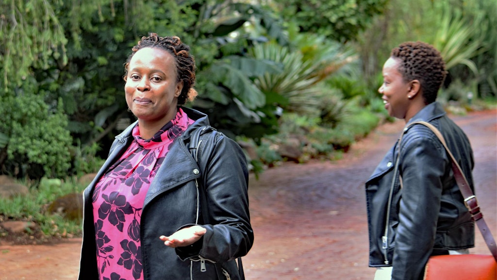 Matewe Rumbidzai Praise mentre va al lavoro.