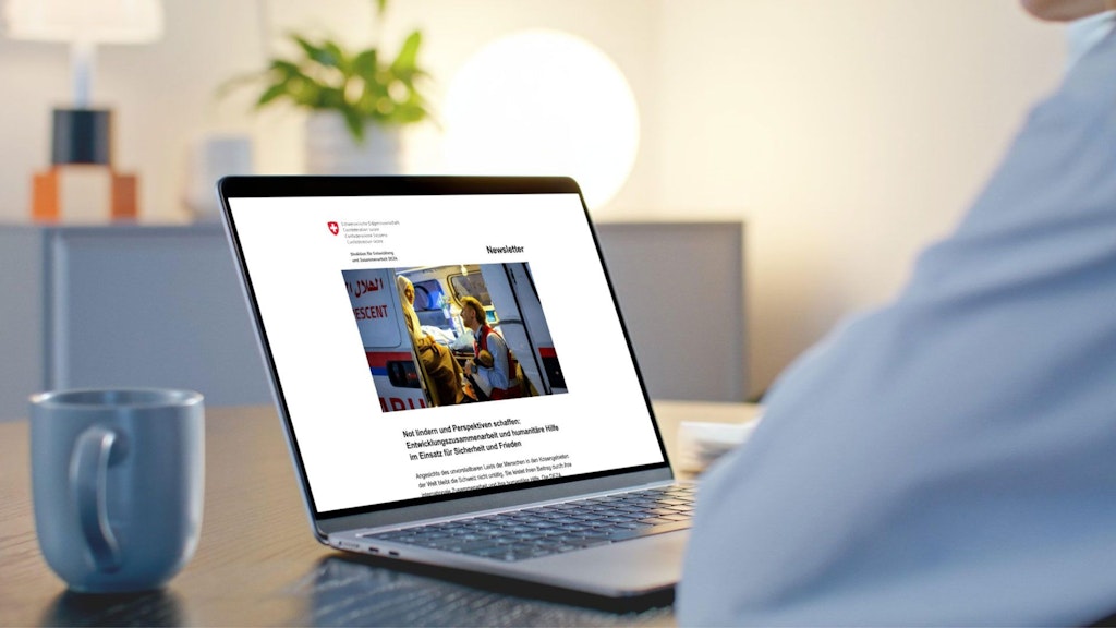 Eine Person, die am Laptop den Newsletter der DEZA liest.