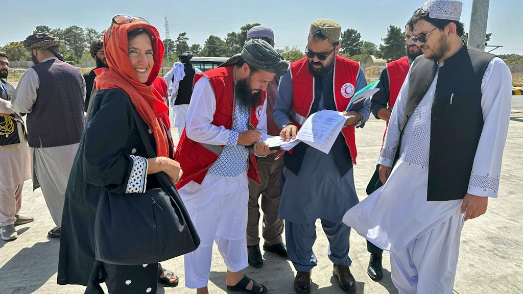 Pamela Stathakis durante la consegna degli aiuti umanitari inviati dalla Svizzera dopo il terremoto che ha colpito l'Afghanistan nel settembre 2025.