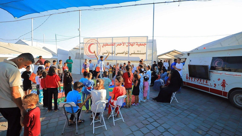 Unterstützung für Kinder im Feldkrankenhaus des Palästinensischen Roten Halbmonds in Al-Mawasi, Gazastreifen.