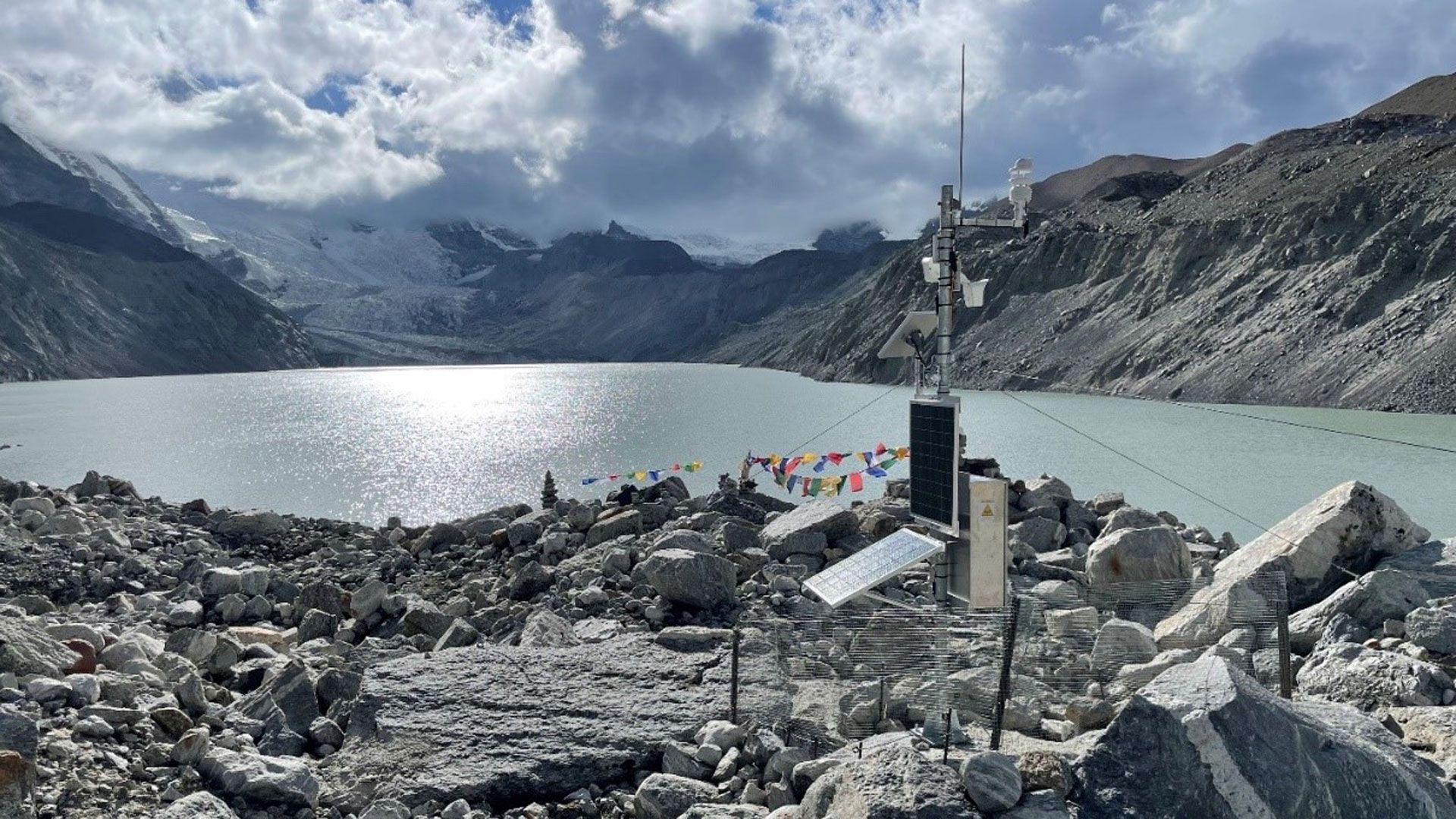 Inmitten einer kargen Bergregion neben einem Bergsee befindet sich eine Konsole.
