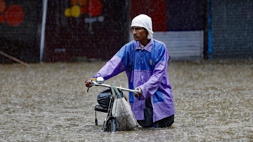 Katastrophenvorsorge der Schweiz umfasst Massnahmen vor, während und nach einer Katastrophe. Mumbai, Indien.