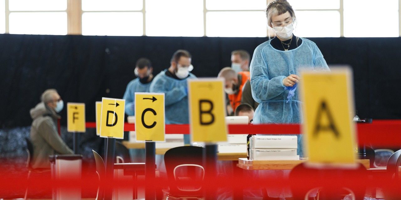 Die Initiative ACT-A hat zum Ziel, Impfstoffe, Medikamente und Tests zu entwickeln und die Gesundheitssysteme weltweit zu stärken.