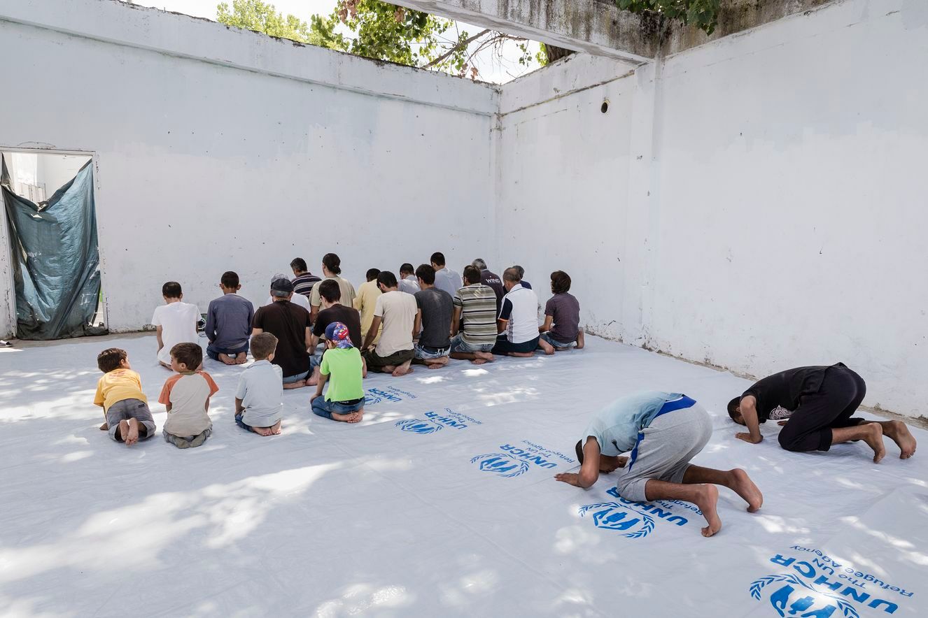 Syrische Flüchtlinge beim Gebet in einem UNO-Flüchtlingscamp in Griechenland: Jeder Mensch hat das Recht, die persönliche individuelle Glaubensüberzeugung in Form einer Religion oder Weltanschauung frei und öffentlich auszuüben.