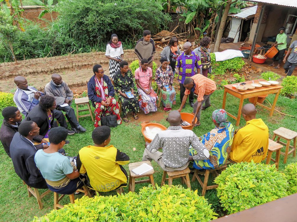 In einem Friedenskreis untersuchen Bäuerinnen und Bauern die Verarbeitung von Maniok, um die Ernährungssicherheit zu erhöhen.