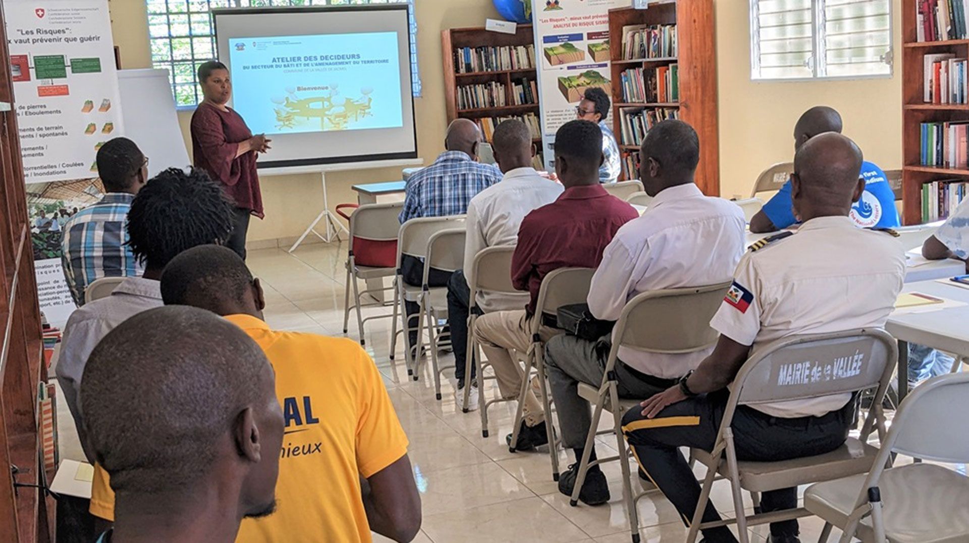 Die Bürgermeisterin von La Vallée de Jacmel, Frau Marie-Yolaine Philippeaux Scutt, hält während einer Schulung eine Präsentation.