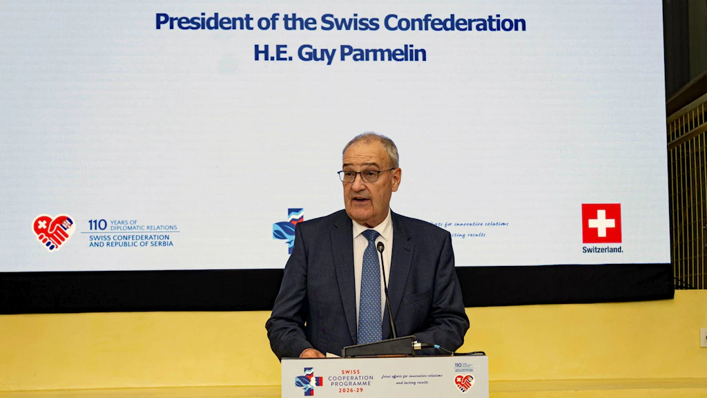 Bundespräsident Guy Parmelin spricht an einem Rednerpult; im Hintergrund eine Leinwand mit dem Schriftzug «President of the Swiss Confederation H.E. Guy Parmelin».