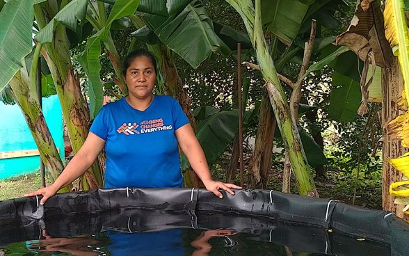 Ein nicaraguanische Bäuerin vor ihrem Wasserreservoir.