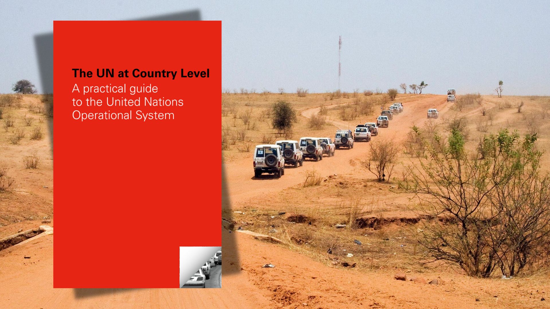 Fahrzeuge der Vereinten Nationen fahren durch die Wüste.