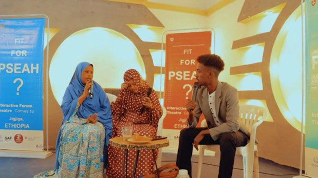 Zwei Schauspielerinnen und ein Schauspieler sitzen auf der Bühne in Jigjiga, Äthiopien.