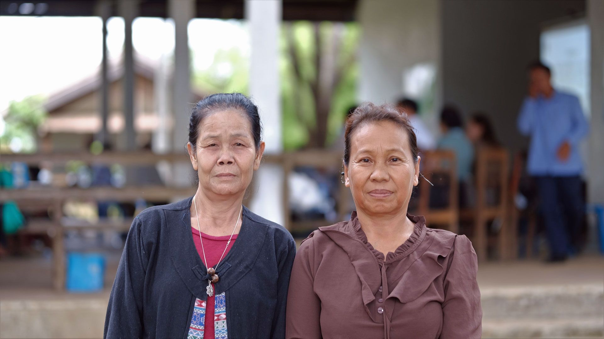 Zwei Frauen bei einer Dorfversammlung in Laos.