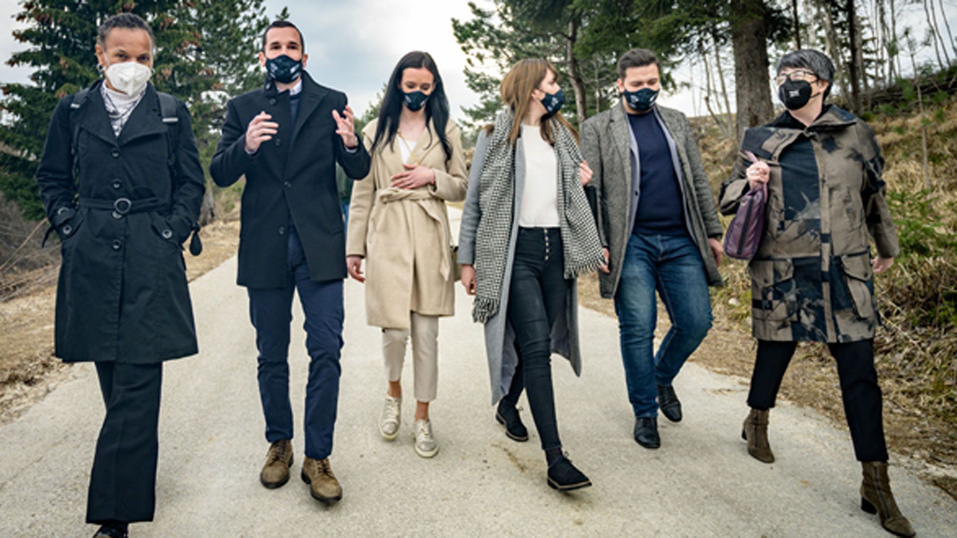 Man sieht Patricia Danzi, Direktorin DEZA, die mit Kolleg/-innen des EDA, Mitgliedern des Youth Advisory Boards der Schweizer Botschaft und Barbara Dätwyler Scheuer, Kooperationsdirektorin in der Botschaft unterwegs ist.