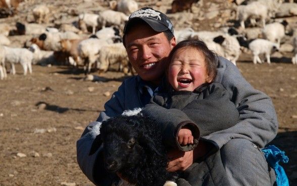 Mongolischer Hirte mit seinem Sohn.