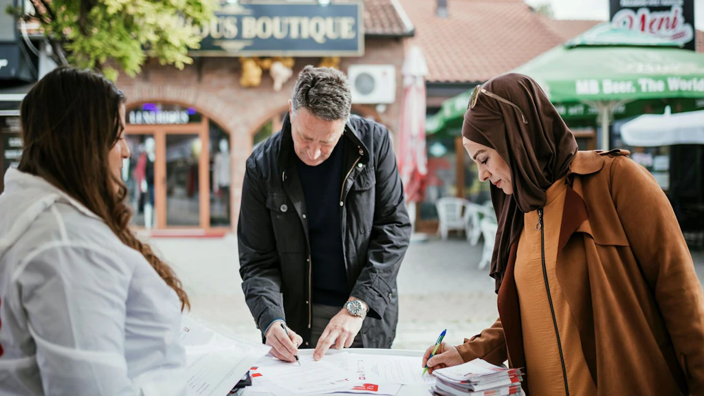 Bürgerinnen und Bürger von Novi Pazar informieren sich an einem Infostand über die neuen E-Services ihrer Gemeindeverwaltung.
