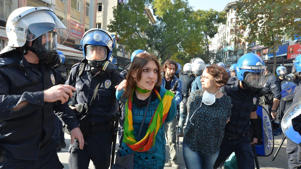 Polen, Ungarn und die Türkei, die einst erfolgreich einen Transitionsprozess starteten und demokratische Systeme aufbauten, haben in der letzten Dekade Repressionen gegen Minderheiten, Oppositionelle und Journalisten stetig ausgebaut.