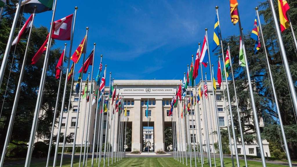 Gebäude der UNO in Genf mit aneinandergereihten Länderflaggen.