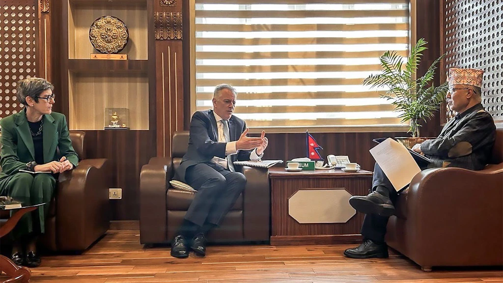 Arno Wicki sitzt in einem Sessel und spricht mit dem Finanzminister, der rechts von ihm sitzt. Links sitzt Botschafterin Danielle Meuwly.  