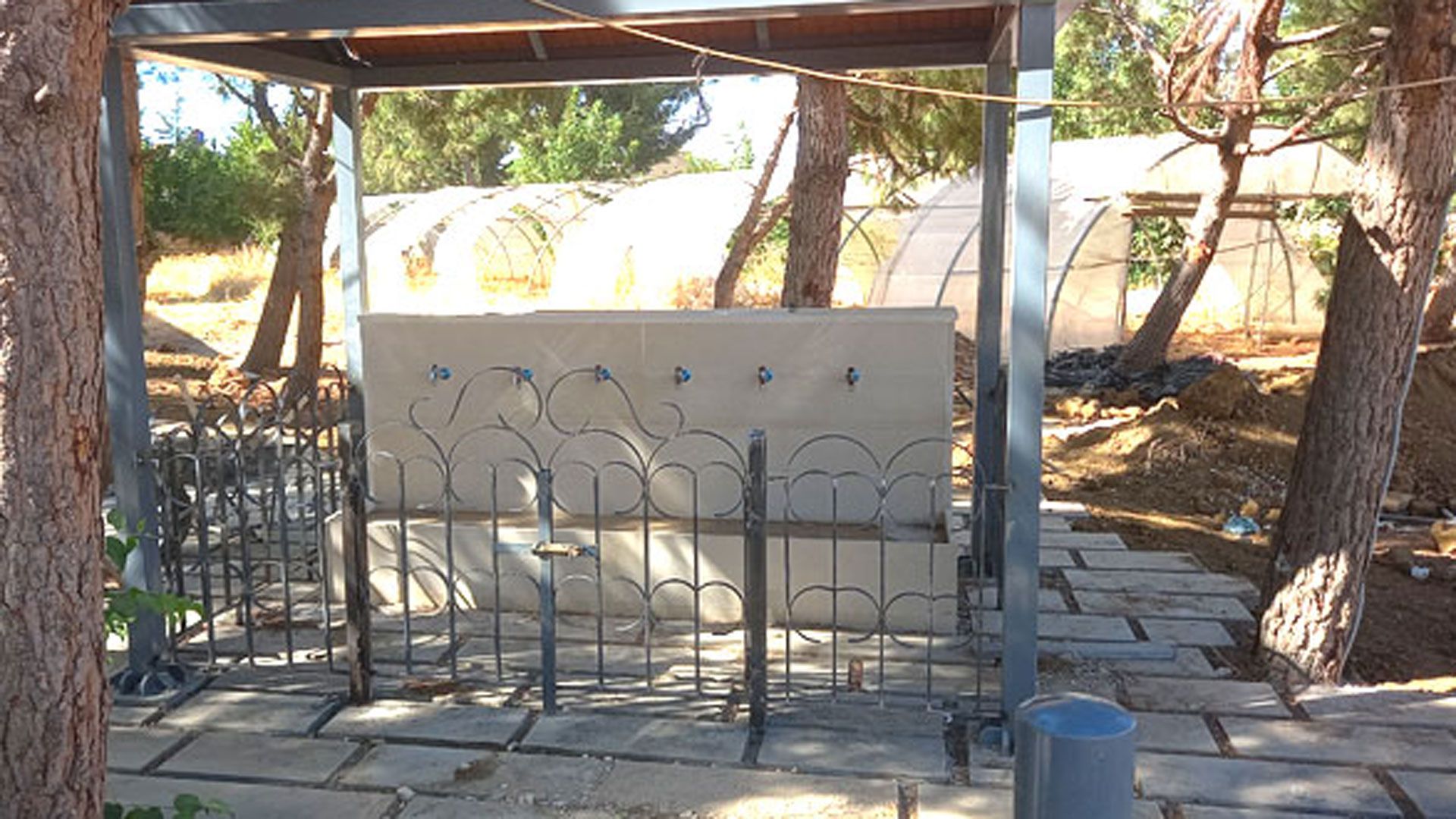 Ein öffentlicher Brunnen mit Solaranlagen in einer kleinen Gemeinschaft in Majdaloune. Im Rahmen des DEZA-Projekts wurden mehrere davon gebaut.