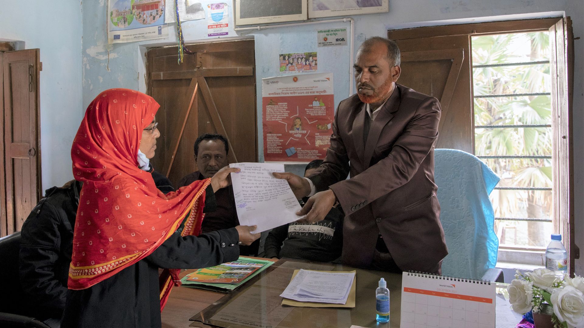 Mitglieder des Mütterparlaments diskutieren.