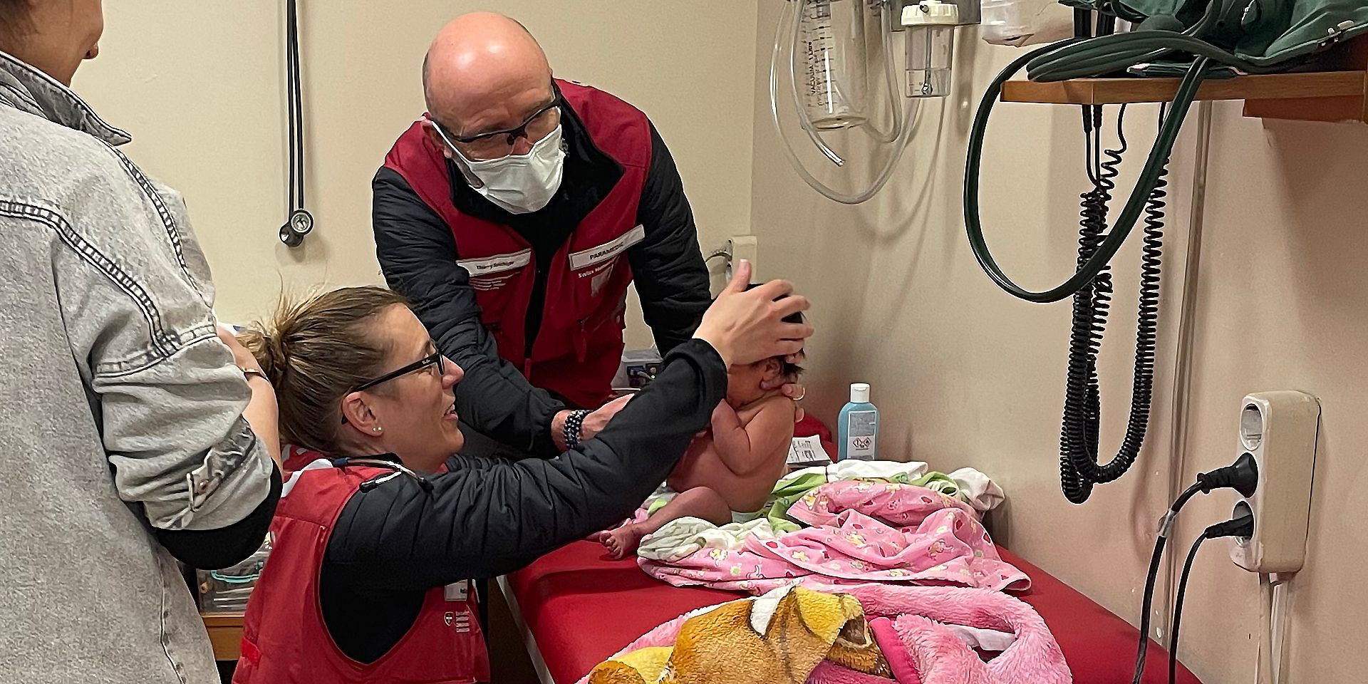Céline Ritter Schenk examines a new-born baby.