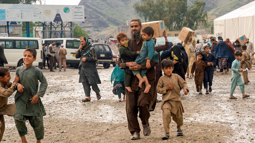 Group of Afghan returnees entering via Jalalabad.