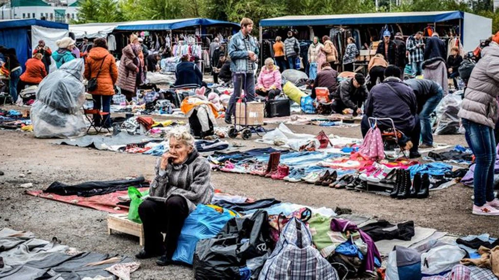 Coming and going: many locals buy and sell products, especially clothes, at the flea market behind the railway station in the capital Chișinău.