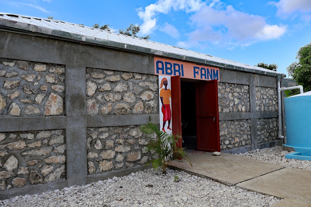  A stone building bearing the inscription ‘Frauenhaus’ (women's shelter). In front of it is a water tank.