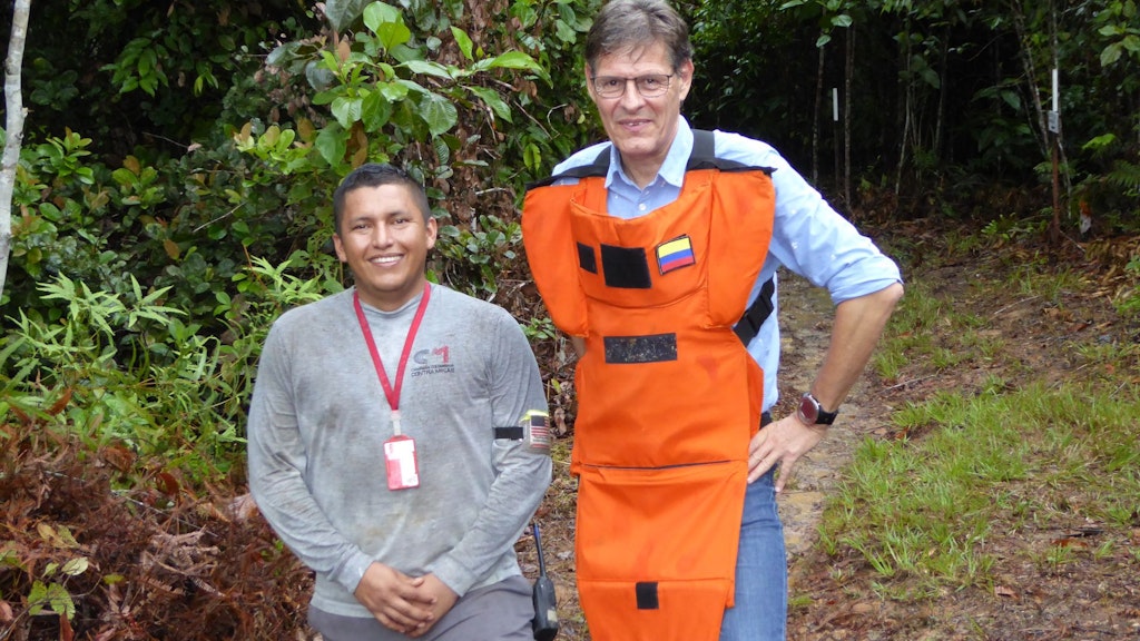 Beat is posing with a representative of a NGO.