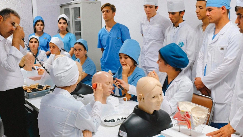 Tajik medical personnel are being trained. On the table are mannequins and medical instruments.