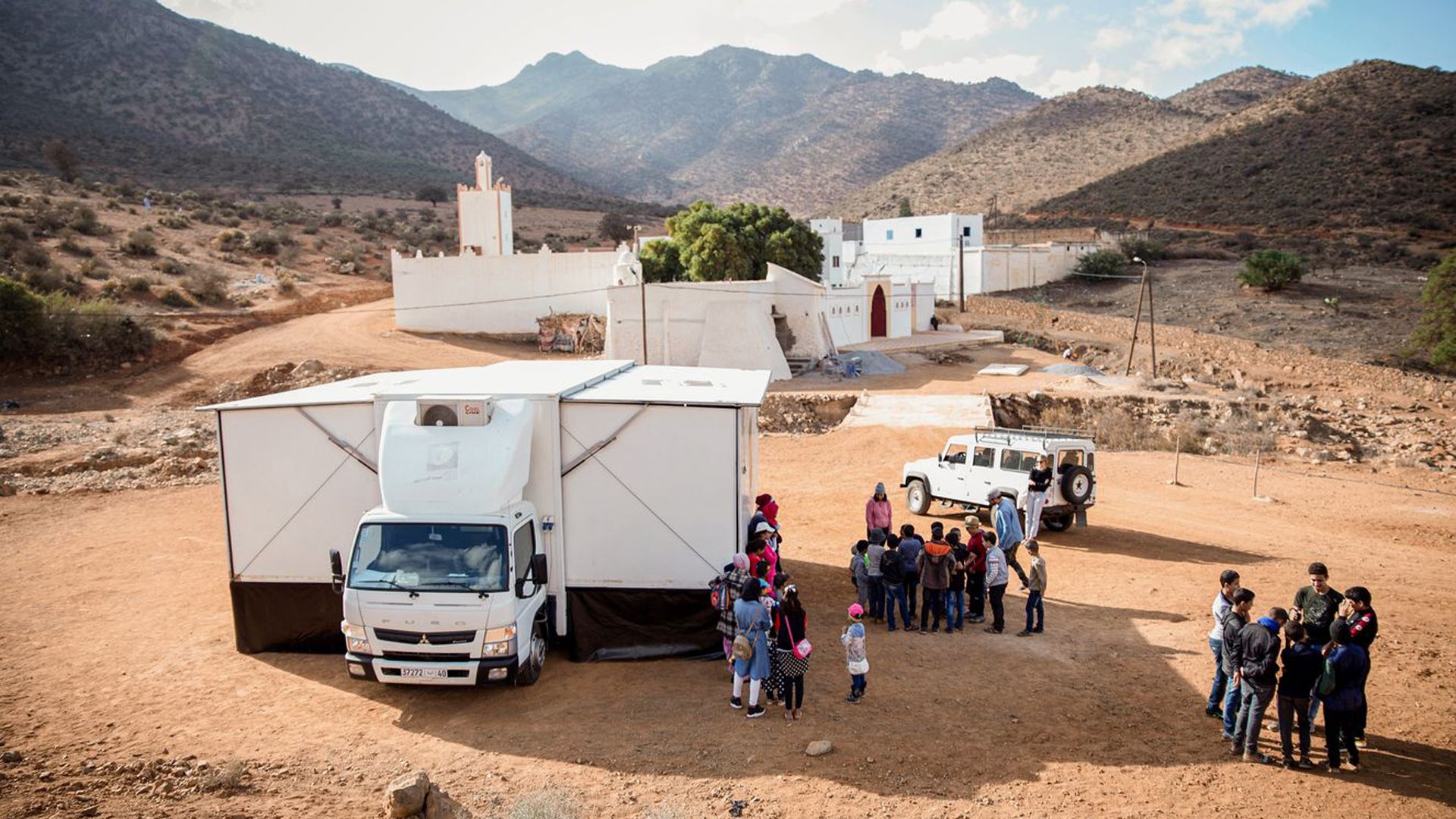 A truck becomes a stage: a theatre company criss-crosses Morocco to raise awareness about the negative consequences of child marriage through its plays.