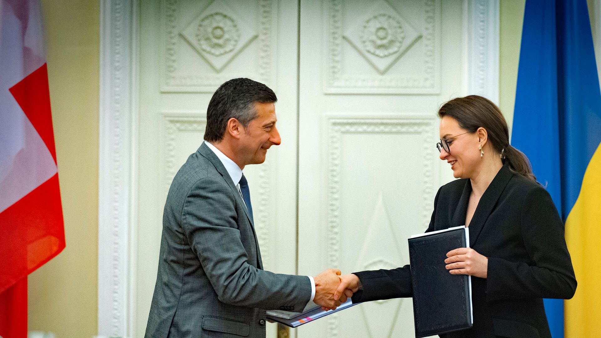 Jacques Gerber and Yuliia Svyrydenko shaking hands.